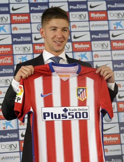 El ex Racing y Villarreal con su nueva camiseta