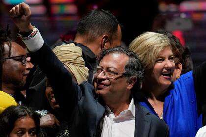 El ex rebelde Gustavo Petro y su esposa Verónica Alcocer celebran ante sus partidarios después de ganar la segunda vuelta de las elecciones presidenciales en Bogotá, Colombia, el domingo 19 de junio de 2022.