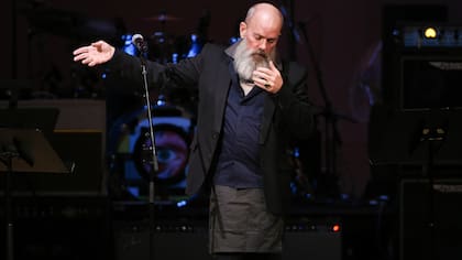 El ex R.E.M Michael Stipe tocó, a dúo con Karen Elson, una tranquila versión de ''Ashes to Ashes''