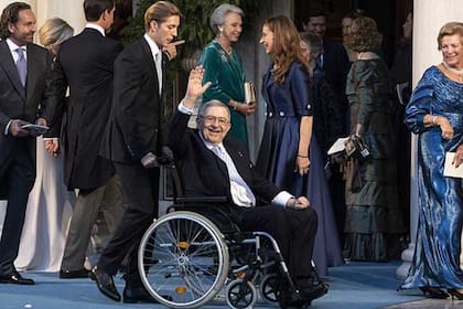 El ex rey Constantino saluda tras la ceremonia
