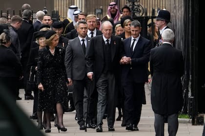 El ex rey emérito español Juan Carlos, su esposa Sofía, a la izquierda, el rey Willem-Alexander, al centro, y la reina Máxima de los Países Bajos, a la derecha, llegan al funeral de la reina Isabel II en la Abadía de Westminster