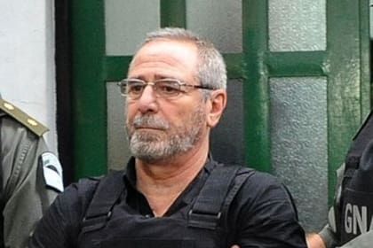 El ex secretario de Transporte Ricardo Jaime, esposado, ayer, al salir de los tribunales de Comodoro Py