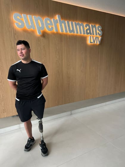 El ex suboficial colombiano, Gabriel Ramírez, que perdió la pierna izquierda en combate por el disparo de un tanque, cerca de Bakhmut, a solo tres meses de haber llegado a Ucrania para enrolarse en el Ejército.
