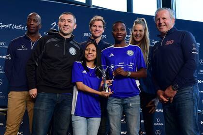 El ex velocista Michael Johnson y otros miembros de Laureus en un acontecimiento de skate en la capital alemana, donde este lunes serán entregados los premios.