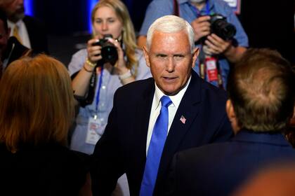 El ex vicepresidente Mike Pence, aspirante a la candidatura republicana a la presidencia, saluda a miembros del público en un acto de campaña, el miércoles 7 de junio de 2023, en Ankeny, Iowa. (AP Foto/Charlie Neibergall)