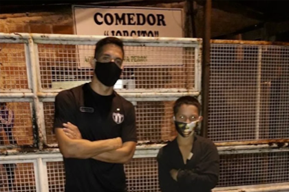 El ex volante de Lanús y Arsenal llevó alimentos a comedores durante este tiempo de aislamiento.