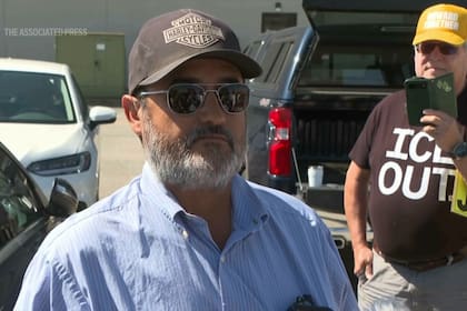 El exalcalde, de 55 años, había renunciado a su cargo en diciembre de 2025 tras enfrentar cargos estatales por votar sin reunir los requisitos de ciudadanía (KAKE vía AP)
