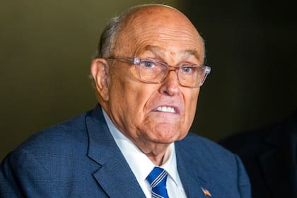 El exalcalde de Nueva York Rudy Giuliani sufrió un accidente automovilístico en la noche del sábado (AP foto/Ted Shaffrey)
