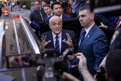 El exalcalde neoyorquino Rudy Giuliani habla con la prensa al salir de un tribunal, el jueves 7 de noviembre de 2024, en Nueva York. (AP Foto/Yuki Iwamura)