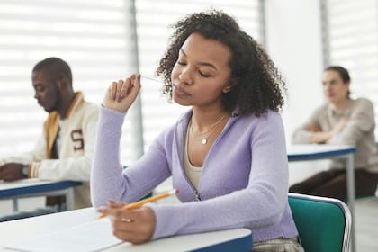 El examen de conducir de Illinois consiste en preguntas basadas en señalamientos y leyes de tránsito estatales (Pexels/Andy Barbour)