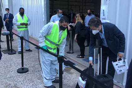 En la entrada, a los concursantes les tomaban la fiebre y les ponían alcohol