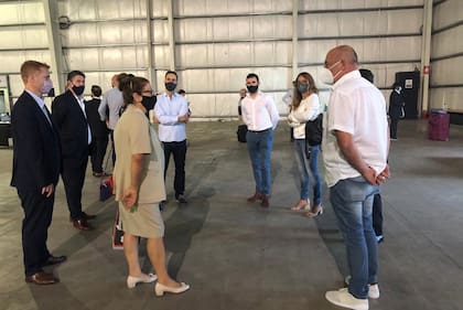 Graciela Camaño, rodeada por un equipo de funcionarios, habla con el juez Javier López Biscayart
