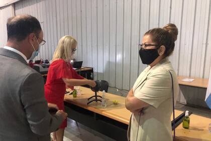 La secretaria de la Comisión de Selección prepara el sorteo del caso junto a la presidenta de la comisión y responsable del operativo, Graciela Camaño