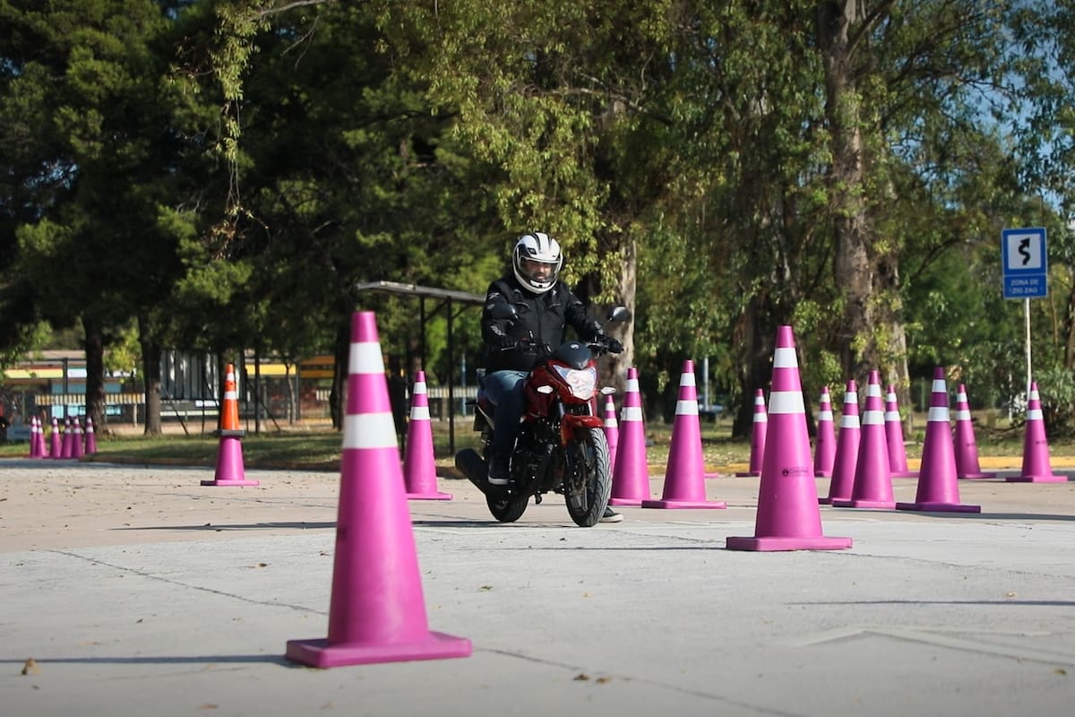 El examen para obtener la licencia de conducir motos se actualizó para garantizar las capacidades de los conductores al manejar