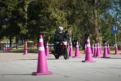 El examen para obtener la licencia de conducir motos se actualizó para garantizar las capacidades de los conductores al manejar