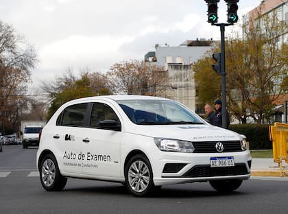El examen práctico para obtener la licencia de conducir se hace en tránsito; se puede elegir entre un auto con transmisión manual y uno automático