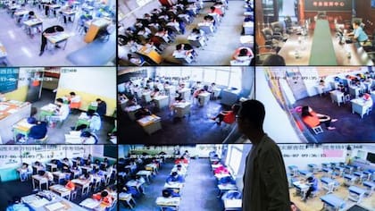 El examen se monitorea con cámaras de seguridad. (Taiyuan, China, 2017).