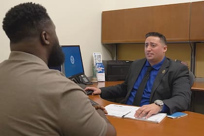 El examen se toma durante la entrevista y mide conocimientos básicos sobre historia, gobierno y derechos cívicos de Estados Unidos