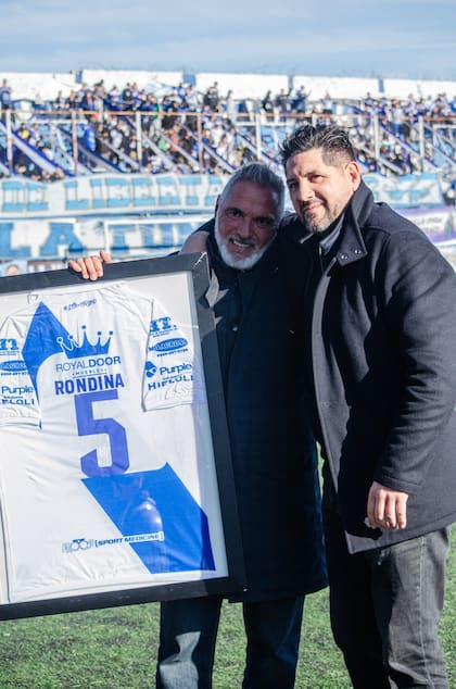El exarquero Agustín Orión es el actual presidente del club Midland: en la imagen, con el entrenador Sergio "Huevo" Rondina