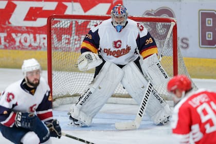 El exarquero de fútbol Petr Cech, durante su debut con los Guilford Phoenix en la liga inglesa de hockey sobre hielo.