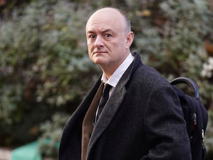 El exasesor principal del primer ministro Boris Johnson, Dominic Cummings, arriba para declarar ante la comisión investigadora del COVID-19 británica