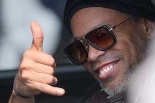 El astro brasileño Ronaldinho llega a Italia tras fichar con el Ravenna de tercera división