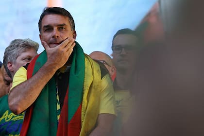 El excandidato al Partido Liberal (PL), Flavio Bolsonaro, partió a Estados Unidos en medio de la prohibición dictada por la Justicia por las causas judiciales en su contra