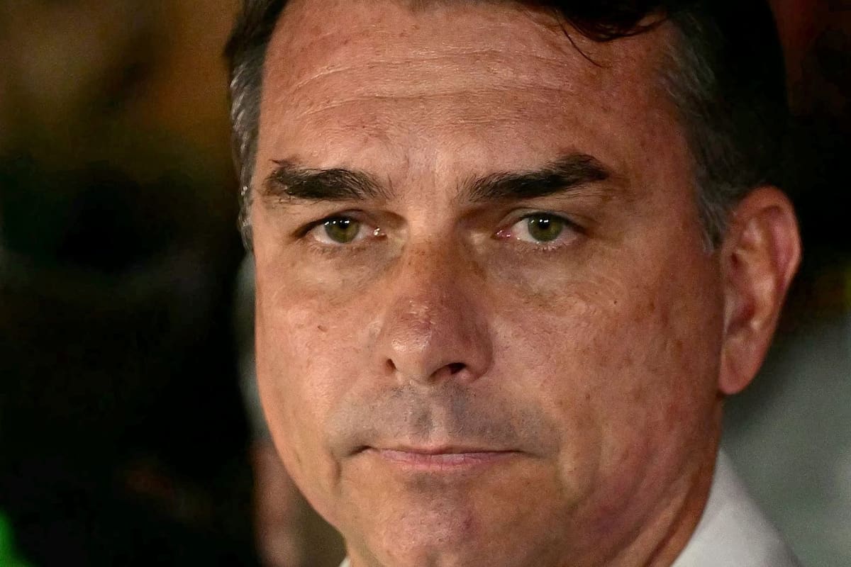 El excandidato presidencial Flavio Bolsonaro huyó a Estados Unidos con su familia tras abordar un vuelo en Puerto Iguazú, Argentina