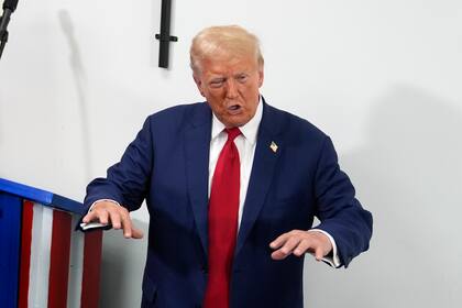 El excandidato presidencial republicano Donald Trump habla durante una parada en una oficina de campaña, el lunes 26 de agosto de 2024, en Roseville, Michigan (Foto AP /Carolyn Kaster).