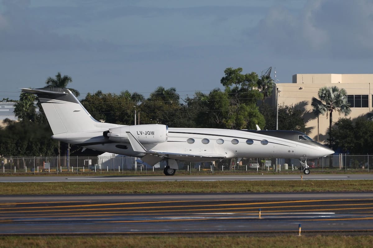 El excandidato presidencial y senador brasileño, Flavio Bolsonaro, aterrizó esta mañana en el aeropuerto Opa Locka de Miami tras huir de Brasil vía Puerto Iguazú, Argentina