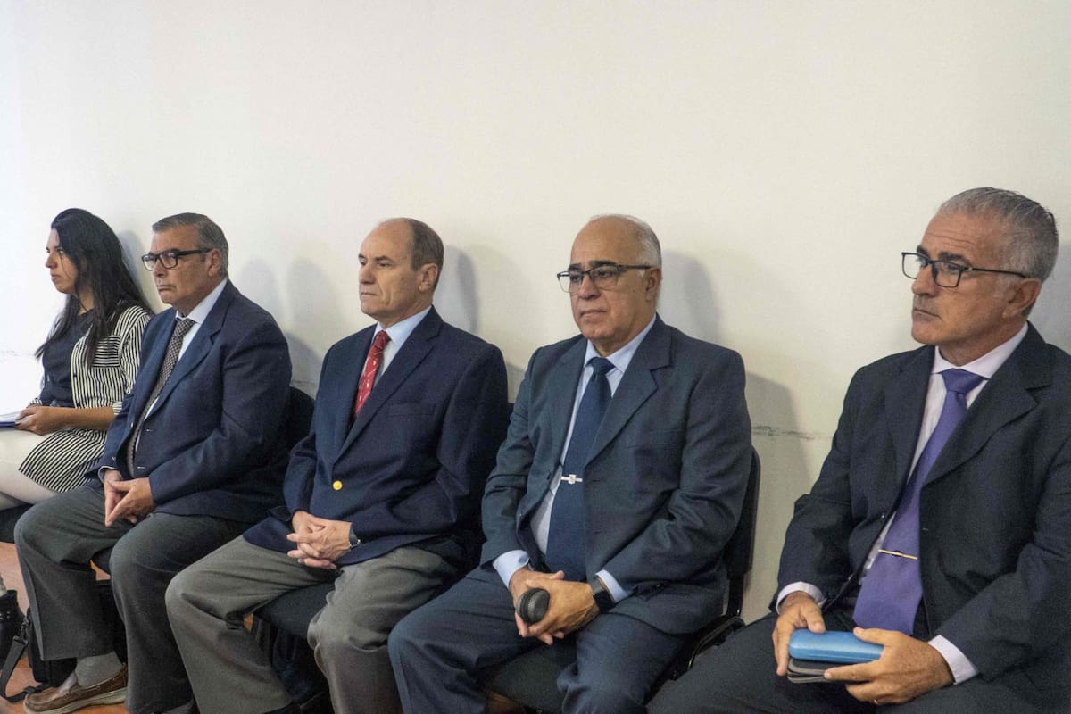 El excapitán Claudio Javier Villamide, segundo desde la izquierda, junto con los tres oficiales de la Armada que fueron absueltos