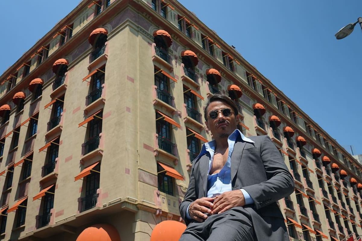 El excéntrico chef en la puerta de su hotel de lujo en Estambul donde tiene un departamento