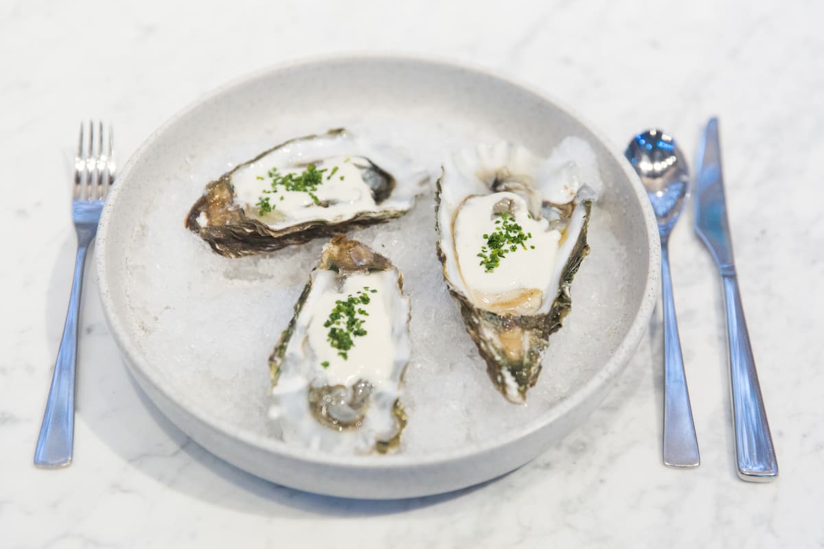 El excéntrico e internacional after office que combina ostras, langostinos, platos con hielo y espumantes