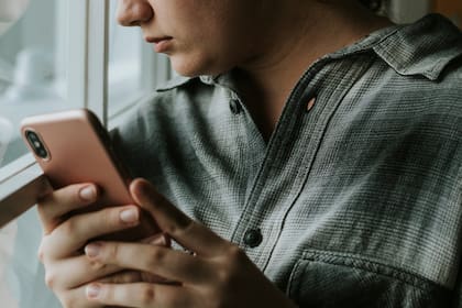 El exceso de estímulos digitales agota la mente y reduce la actividad física