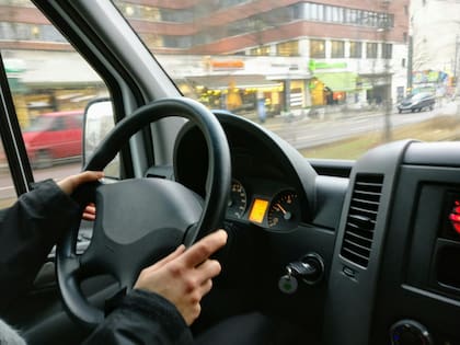 El exceso de velocidad, las distracciones y el consumo de alcohol, aumentan los riesgos viales (Pexels/Ingo Joseph)