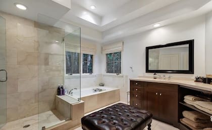 El exclusivo baño de la casa que Sandra Bullock acaba de comprar en Beverly Hills.