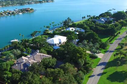 El exclusivo barrio de Indian Creek, en Miami, es accesible por tierra solo a través de un puente y está estrictamente vigilado las 24 horas del día (YouTube)
