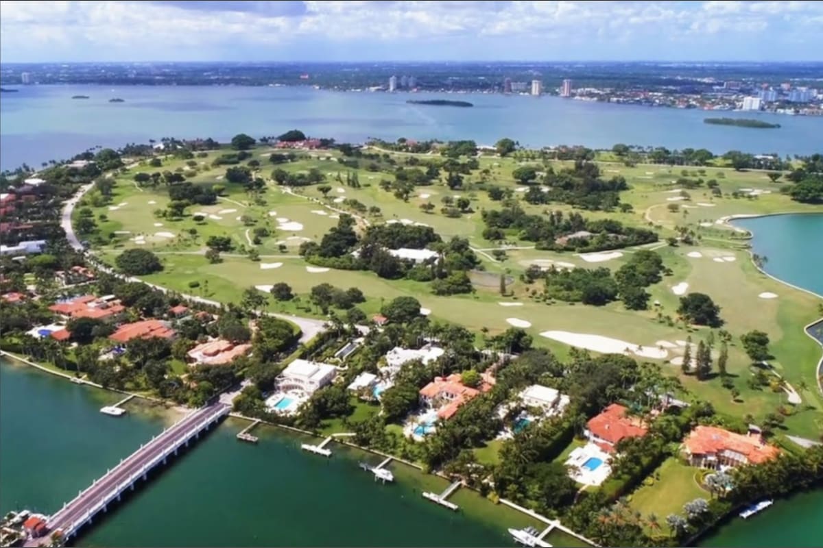 El exclusivo enclave insular en el condado de Miami-Dade, conocido como el búnker de los multimillonarios, alberga a reconocidas figuras públicas y magnates empresariales