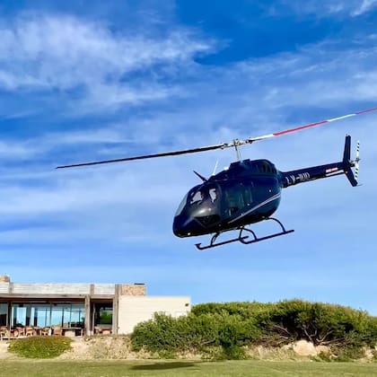 El exclusivo lugar cuenta con helipuertos. También puede verse como las naves se posan en los terrenos del lugar