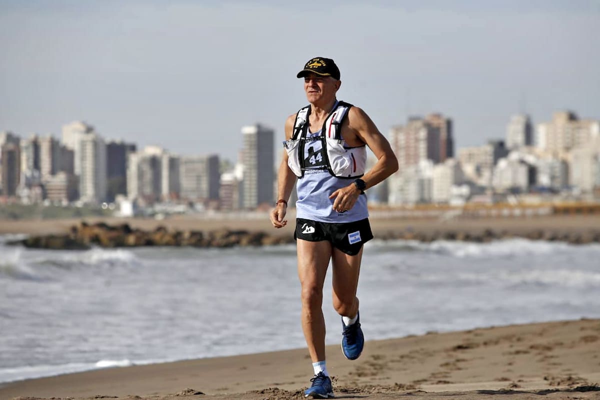 El Excomandate del ARA San Juan, Guillermo Tibaldi, entrena para unir Mar del Plata con la cumbre del Aconcagua