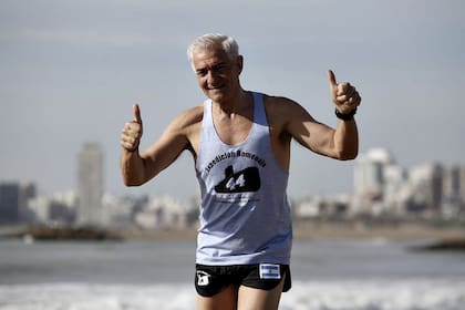 El Excomandate del ARA San Juan, Guillermo Tibaldi, entrena para unir Mar del Plata con la cumbre del Aconcagua