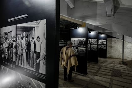 El exdetenido Héctor Hipólito Álvarez mira las fotos antes del inicio de una presentación en honor al músico Víctor Jara en el Estadio Nacional que alguna vez fue utilizado como prisión y lugar de tortura