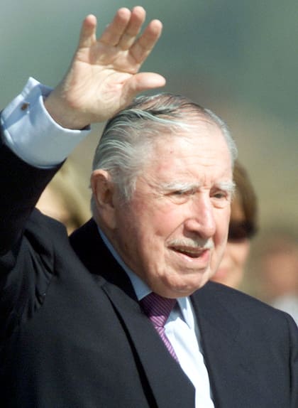 El exdictador chileno Augusto Pinochet saluda a sus partidarios desde la pista de un aeropuerto militar local, después de llegar desde Londres