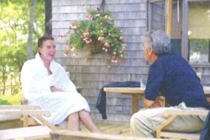 El exdiplomático británico Peter Mandelson (izquierda) con Jeffrey Epstein