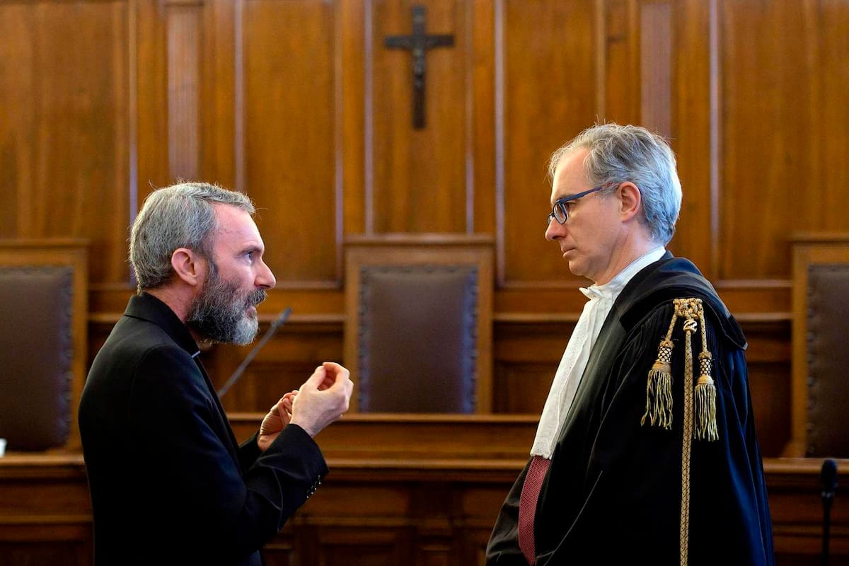 El exdiplomático de la Santa Sede monseñor Carlo Alberto Capella (izq.) habla con su abogado, Roberto Borgogno, dentro de un tribunal del Vaticano
