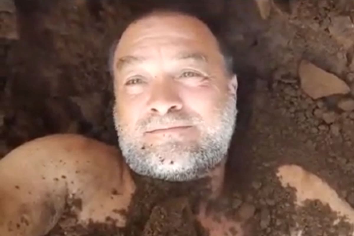 El exdiputado del Frente de Todos Héctor Orlando Bárbaro, también conocido como Cacho, se enterró a sí mismo para graficar las consecuencias que derivarán de la aprobación de la ley ómnibus