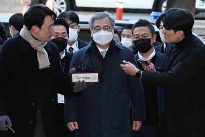 El exdirector de Seguridad Nacional de Corea del Sur, Suh Hoon, centro, llega al Tribunal del Distrito Central de Seúl en Seúl, Corea del Sur, el 2 de diciembre de 2022. (Han Sang-kyun/Yonhap vía AP)
