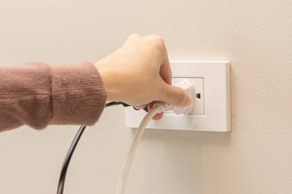 El exdirector ejecutivo de Google, Eric Schmidt, ha advertido sobre el rápido avance y evolución de la Inteligencia Artificial (IA) actualmente, respecto a lo que ha valorado que, llegado el momento, cuando una tecnología tiene la capacidad de mejorar por sí misma, hay que considerar "desconectarla"