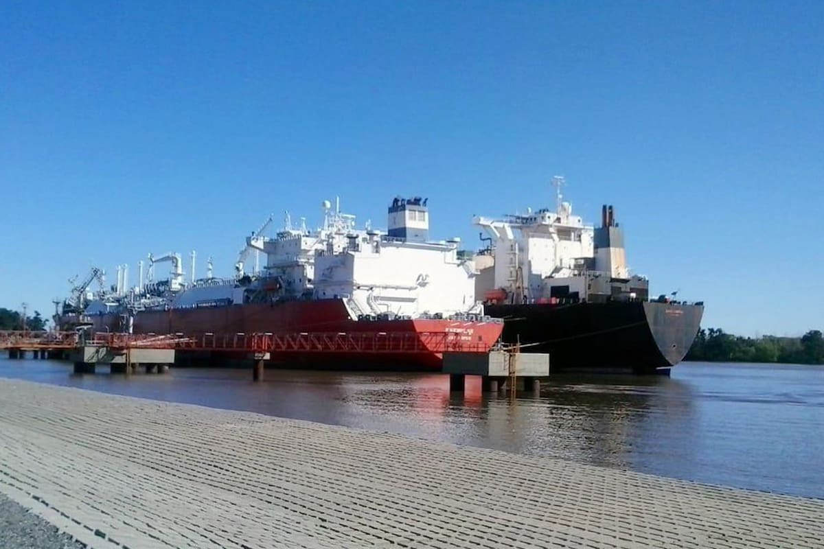 El Exemplar aún está amarrado en el Puerto de Bahía Blanca; en pocos días, y después de 10 años, partirá de la Argentina