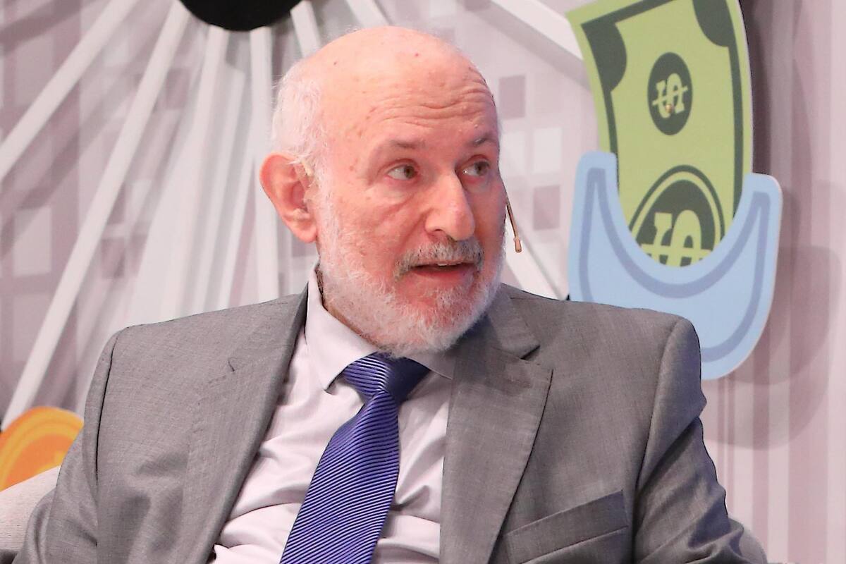 El exfuncionario aseguró que el problema es la aversión del público por comprometerse con el peso y la búsqueda de refugio en el dólar